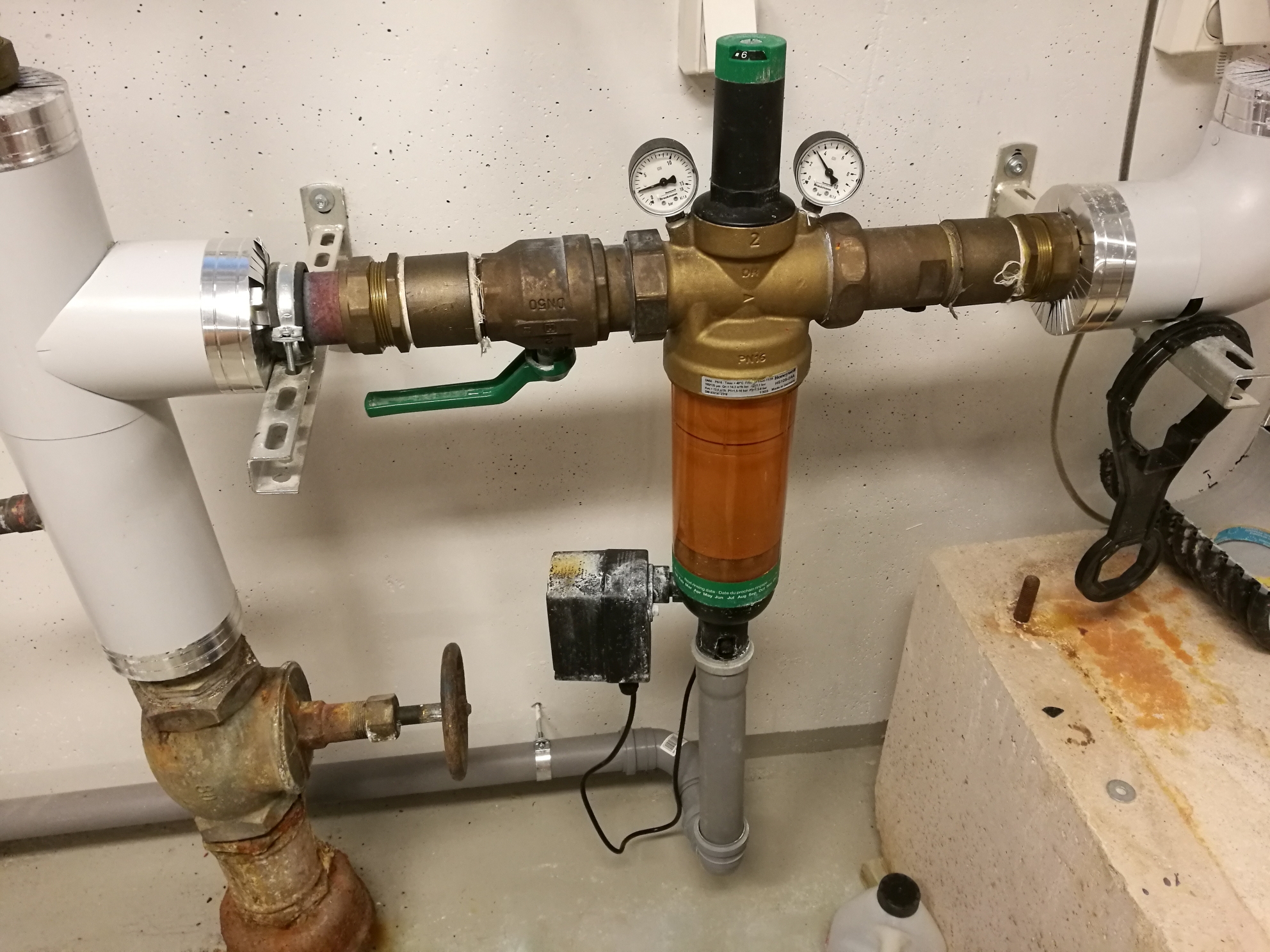 Kuvassa taloyhtiöön asennettu käyttöveden suodatin.